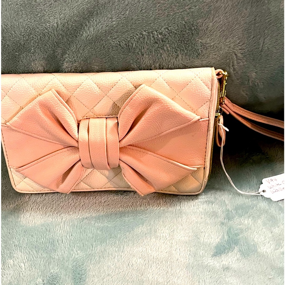 Ladies Betsy Johnson White Clutch Wallet, large Soft Pink Bow, 3/4zip, NWOT